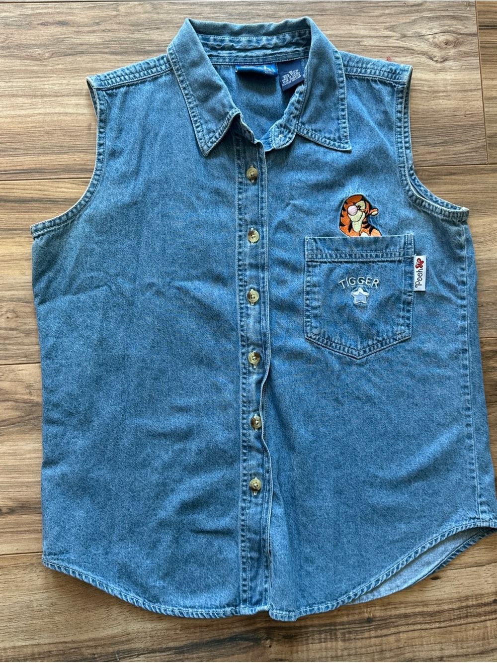 VINTAGE 90s Disney Denim Chambray Shirt Women's M TIGGER Embroidered Sleeveless